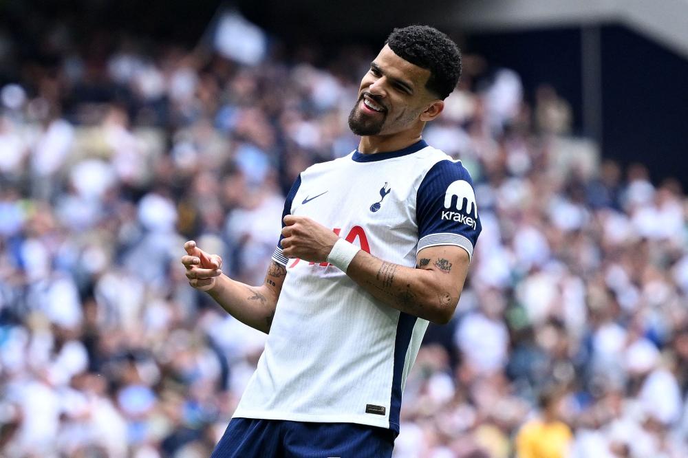 尤文航班延误，挪威当地球迷抓紧机会在机场与他们合影留念